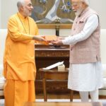 Pujya Swami Swaroopananda Meets Prime Minister Narendra Modi, Extends Invitation for Chinmaya Mission’s 75-Year Culmination Event